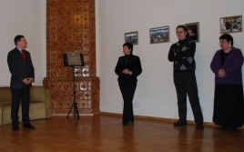 Gintaro Abaravičiaus nuotraukoje: kultūros ministras R.Vilkaitis(pirmas iš kairės) pasidžiaugė ministerijoje atidaryta fotoparoda „Užutrakio vakarai“ ir palinkėjo jos autorei S.Nemeikaitei (antra iš kairės) naujų kūrybinių sumanymų 